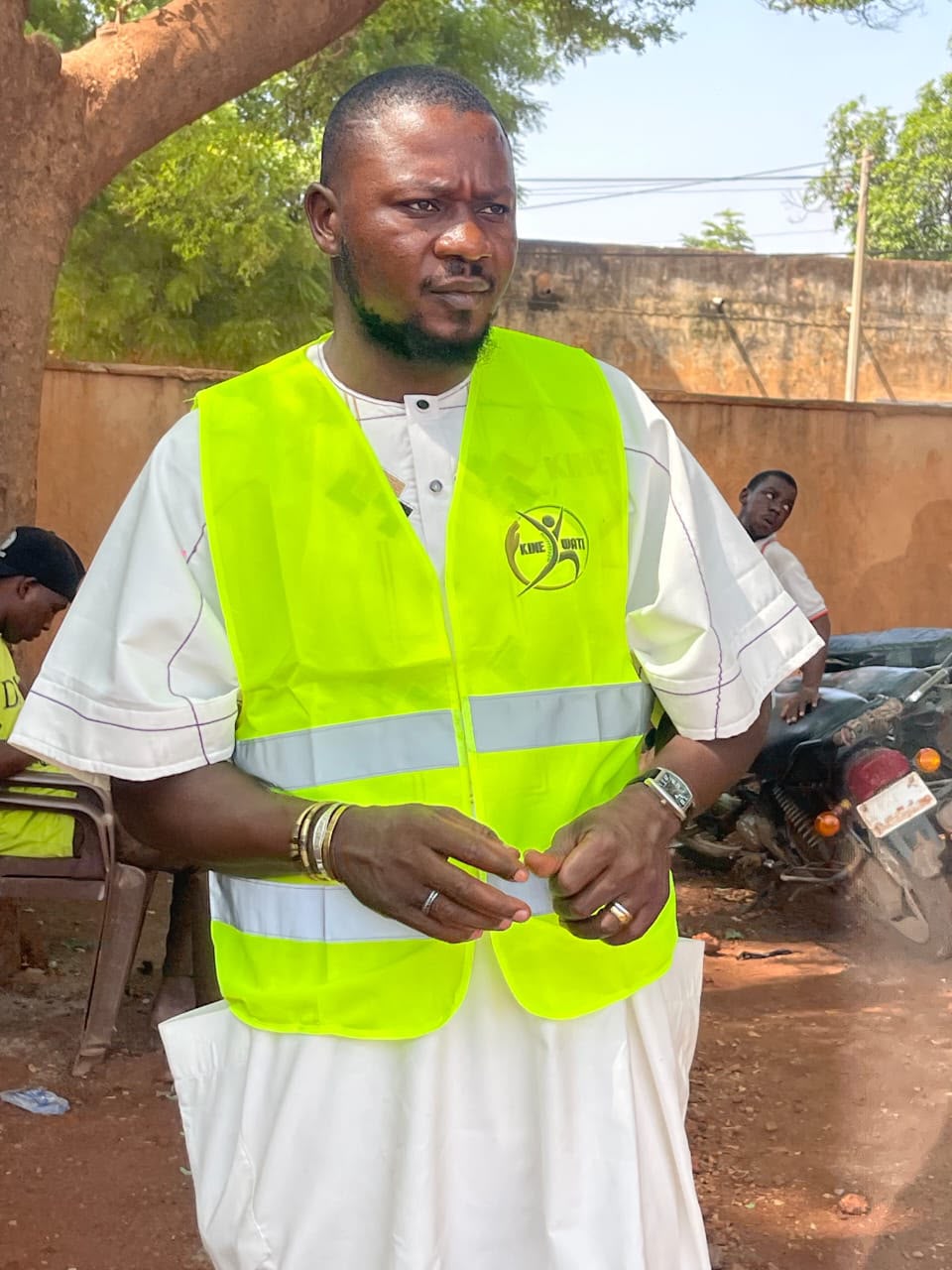 Coach Sangaré, kinésithérapeute et fondateur de KINE WATI, en tenue de terrain.